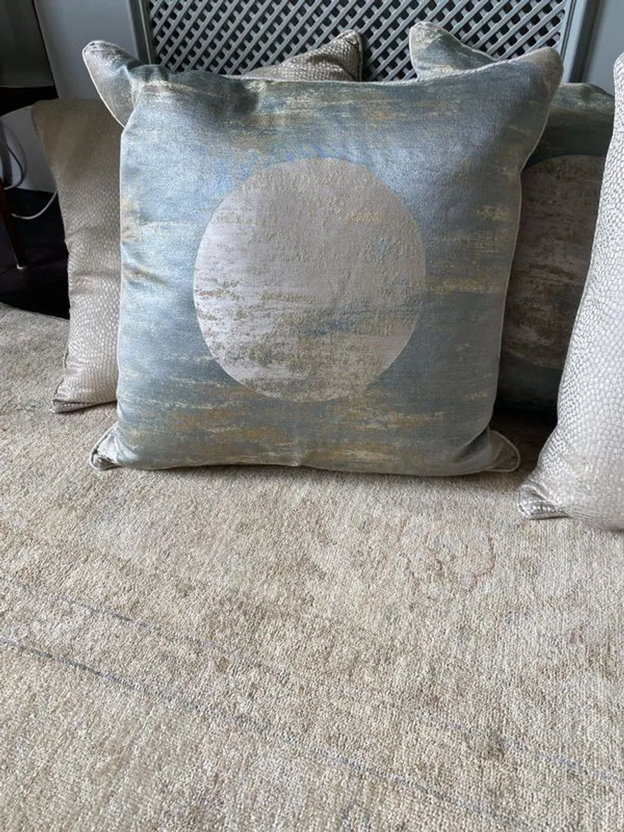 6 cushions 22 x22 inches, 1 cushion 20 x20 inches. - Image 2