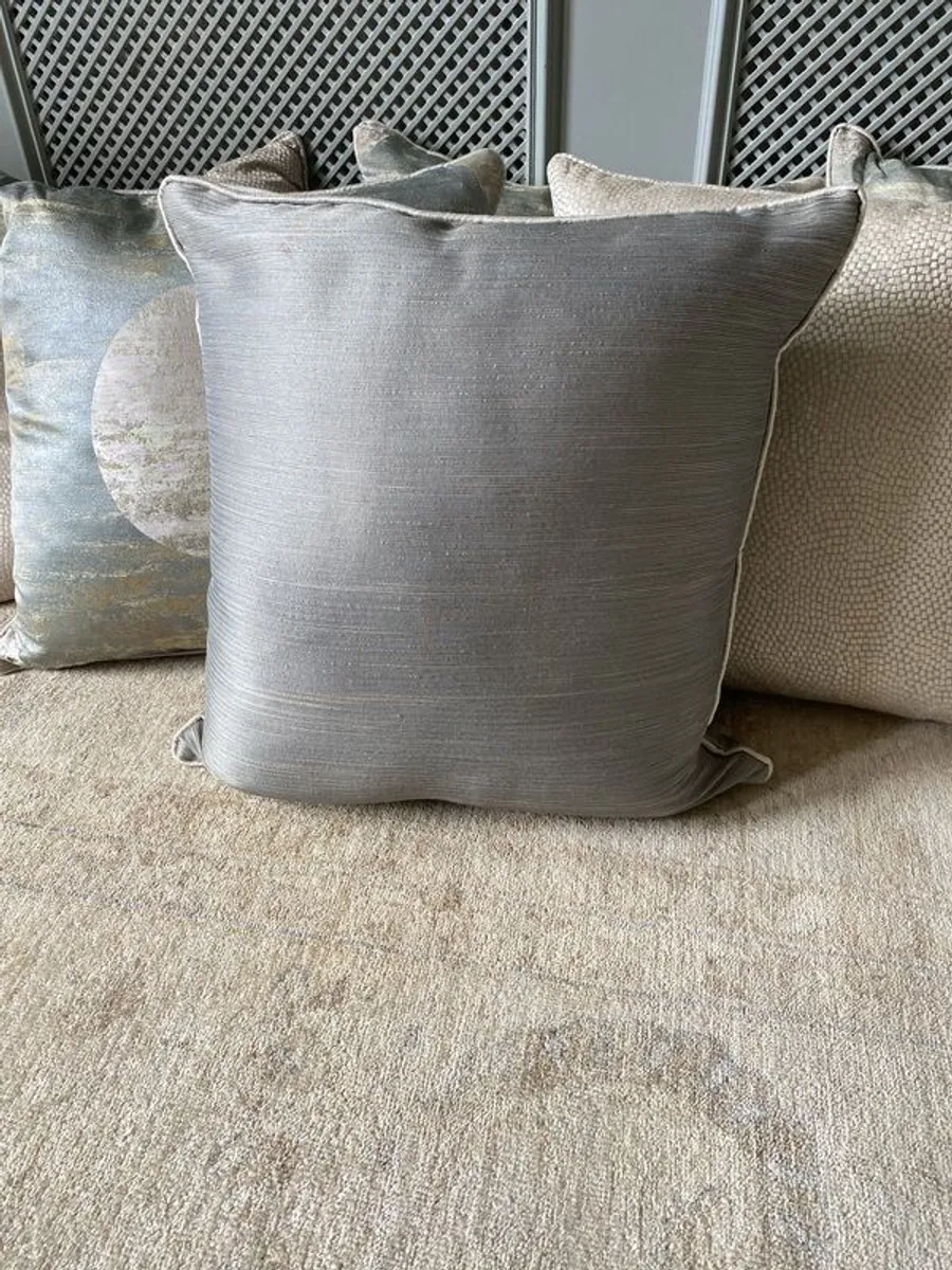 6 cushions 22 x22 inches, 1 cushion 20 x20 inches. - Image 4