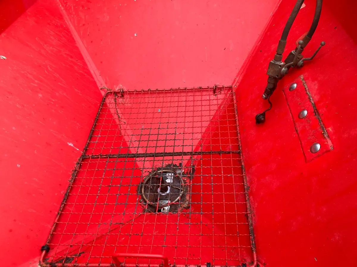 Fertiliser spreader - Image 3