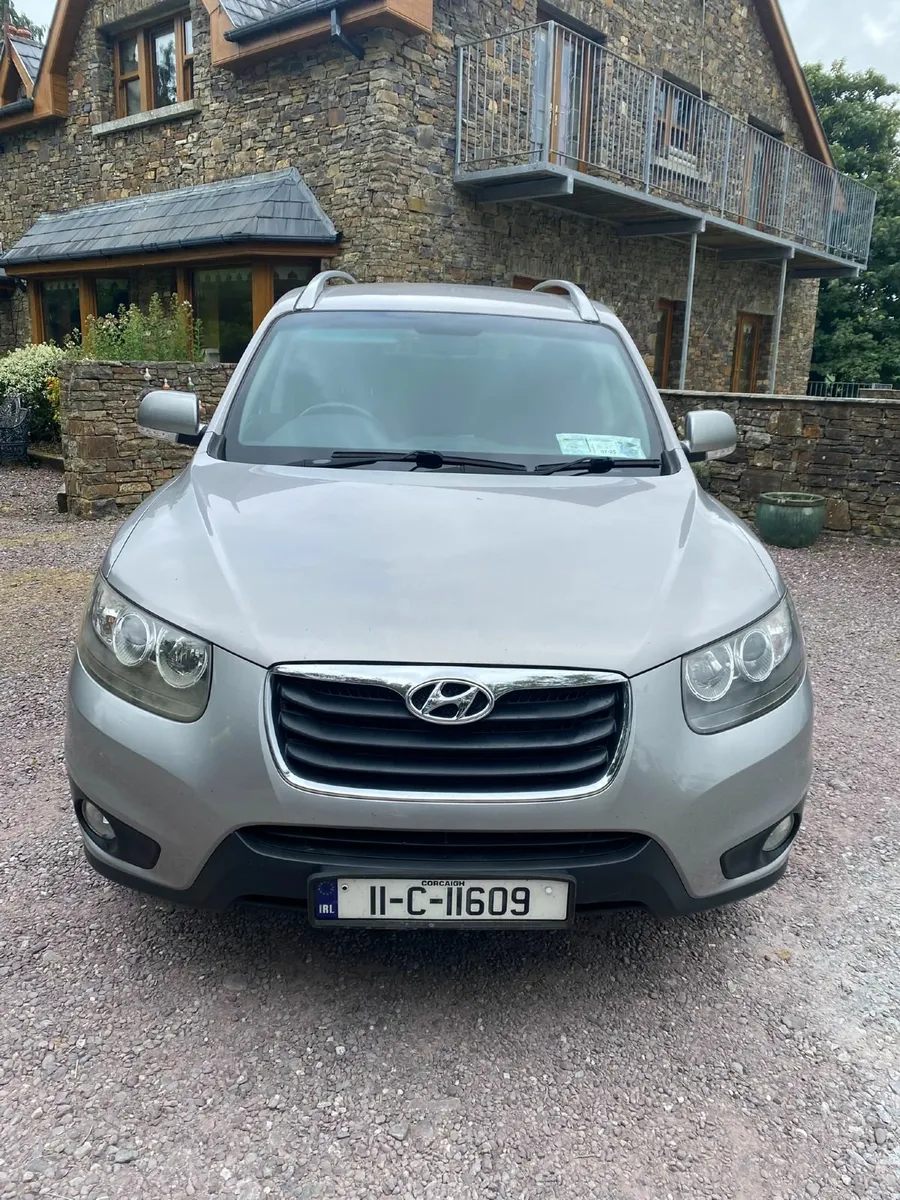 Hyundai Santa Fe 2011 - Image 2