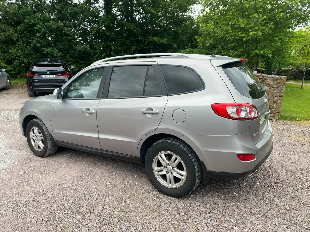 Hyundai Santa Fe 2011 - Image 4