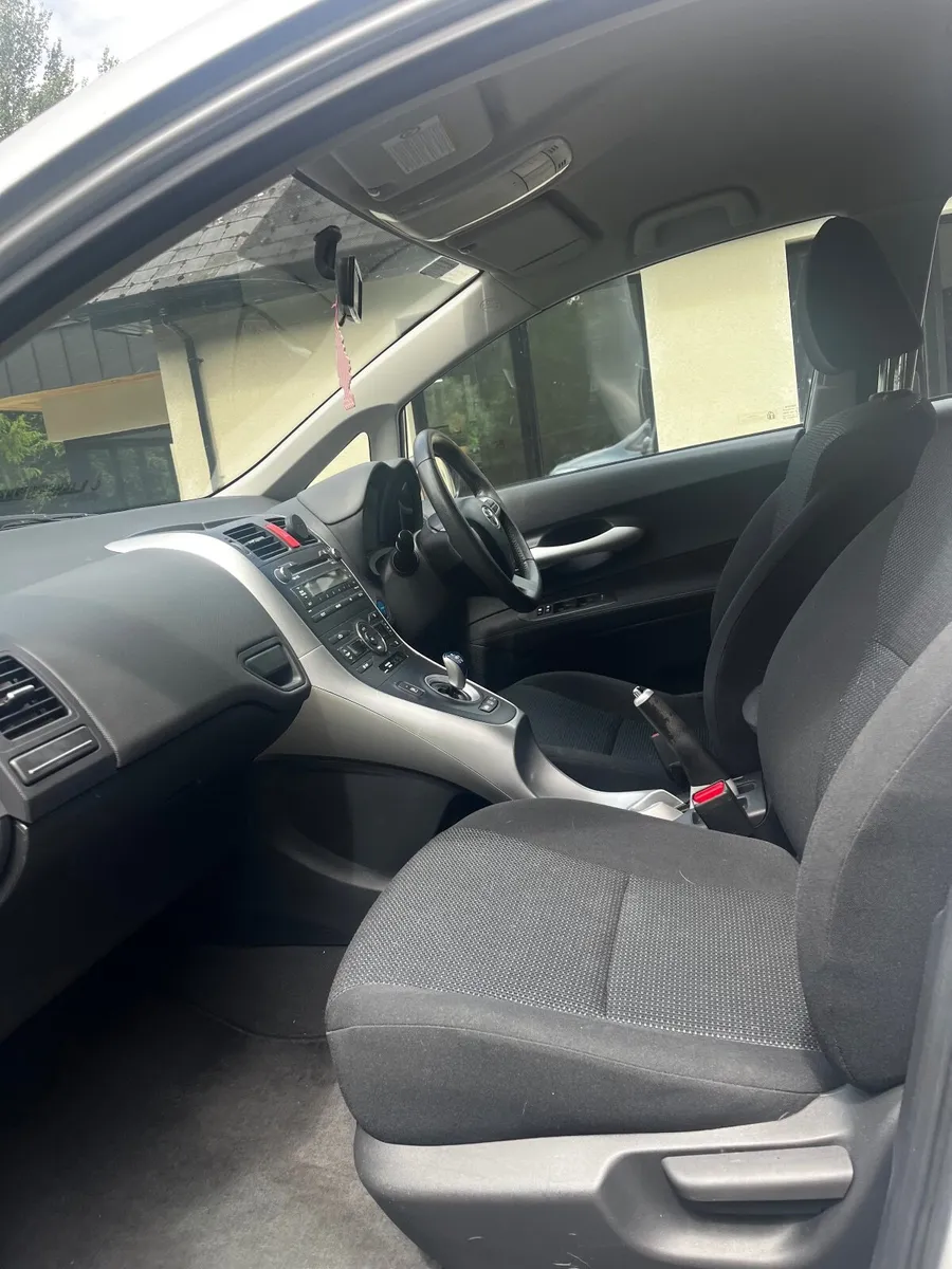 Toyota Auris 2012 - Image 2