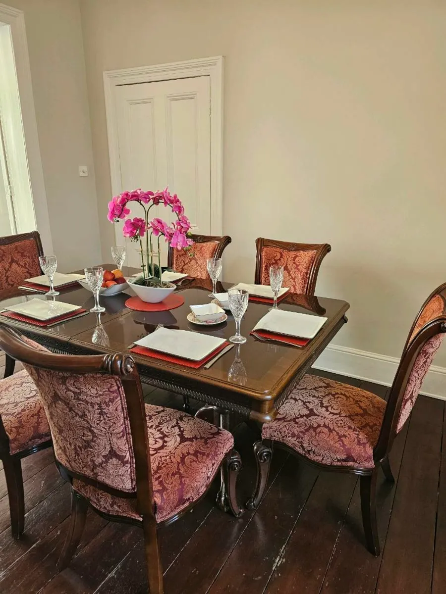 Large table & 8 chairs - Image 1