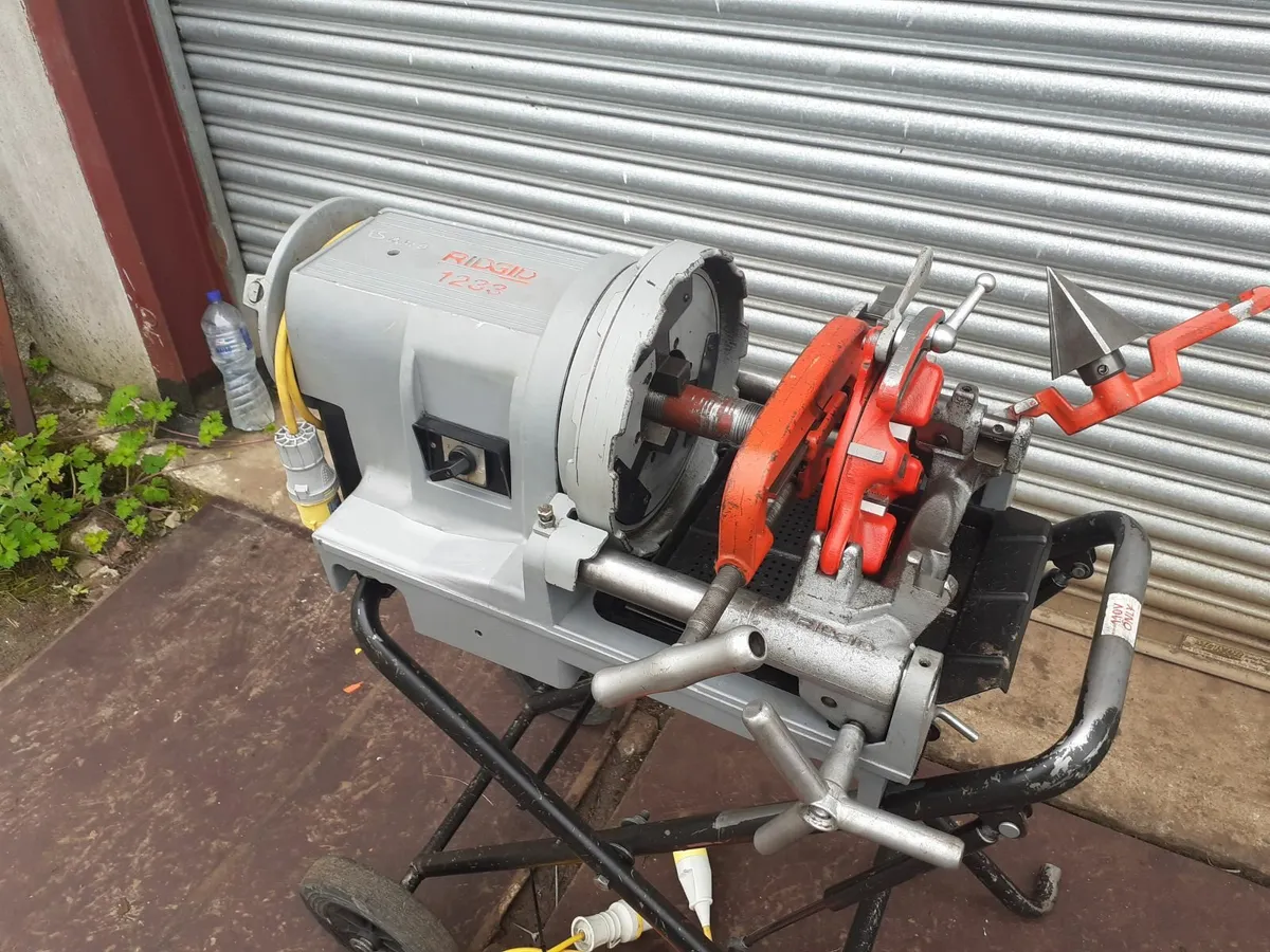 RIDGID 1233 THREADING MACHINE - Image 1