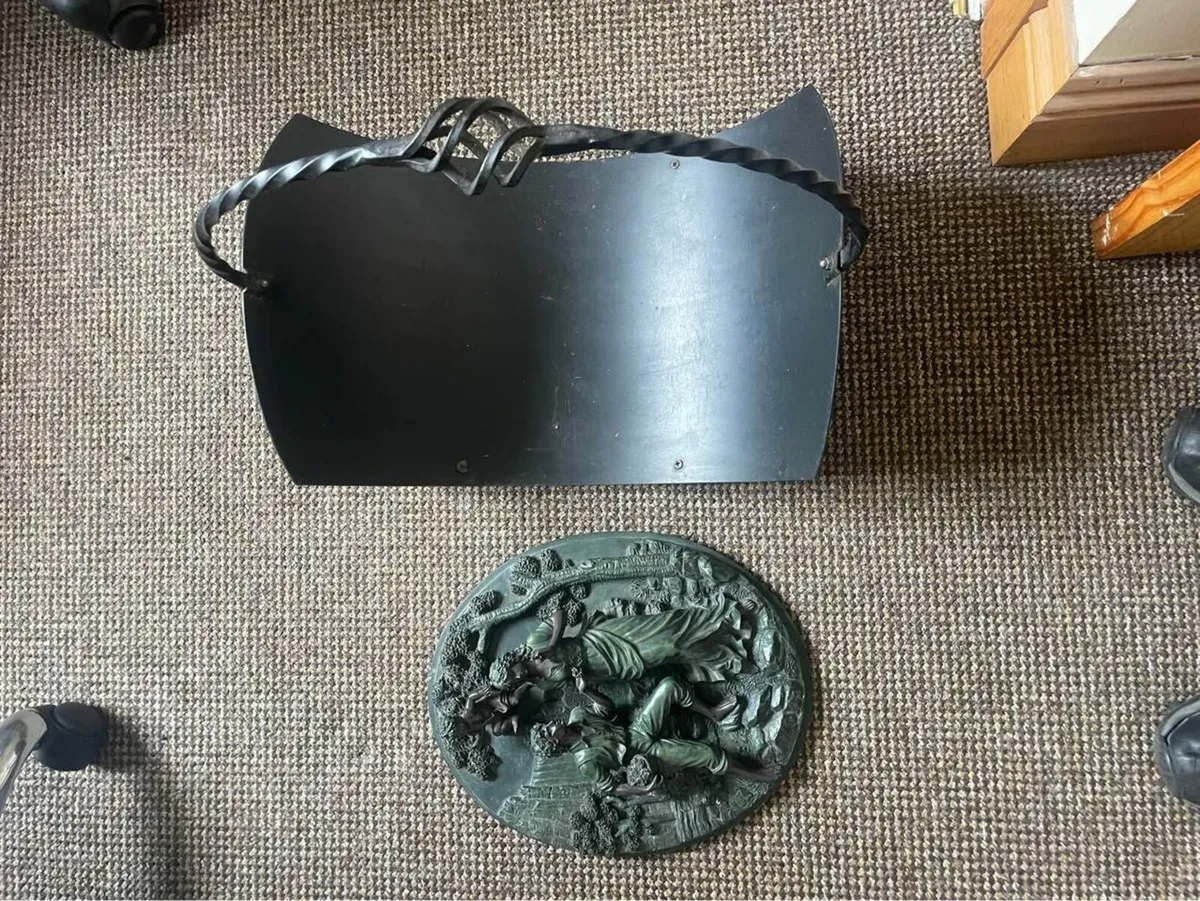 2 Household items sold as 1 lot or separate - Image 1
