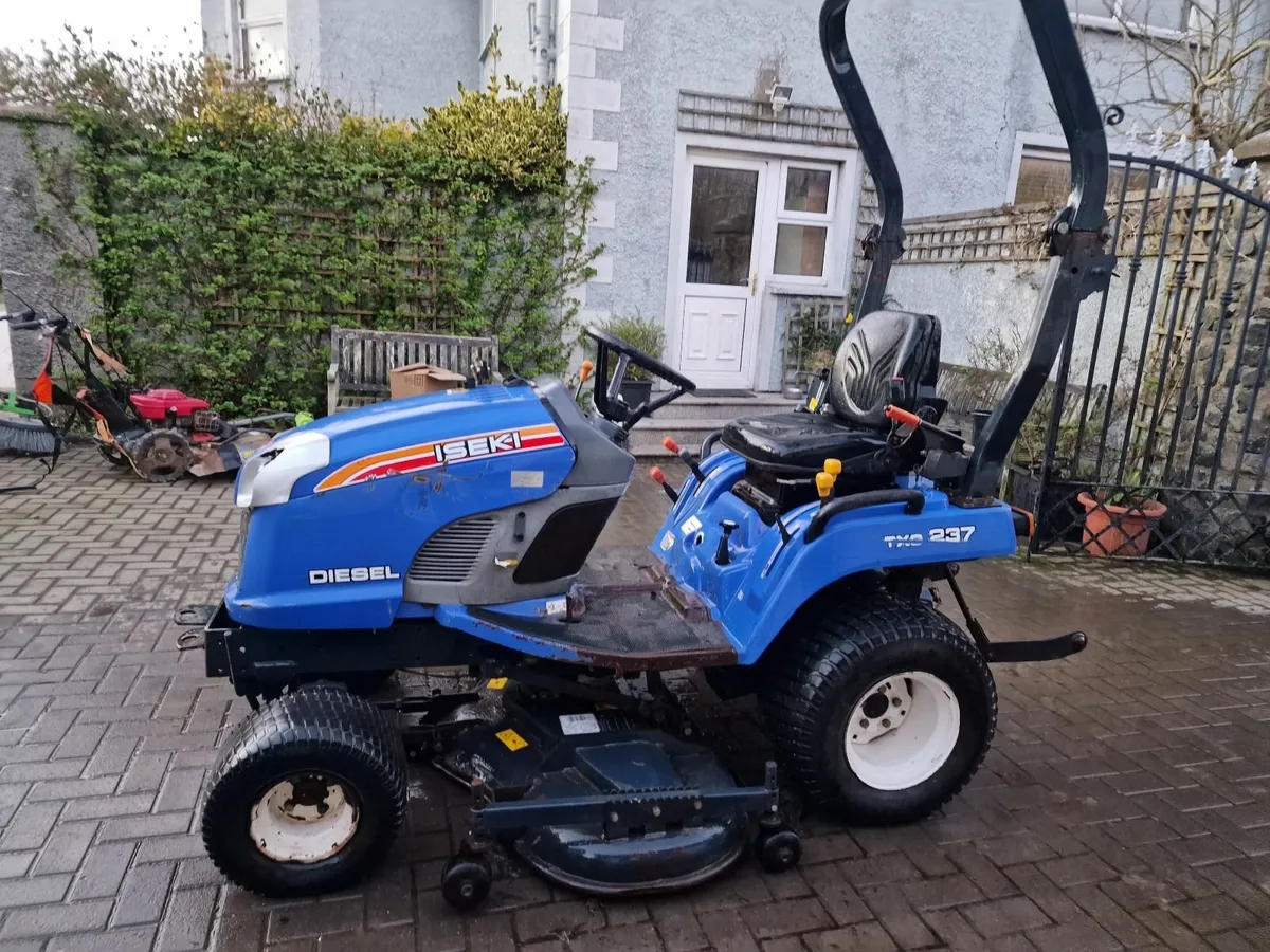 Iseki Compact Tractor Ride on Mower Lawnmower - Image 3