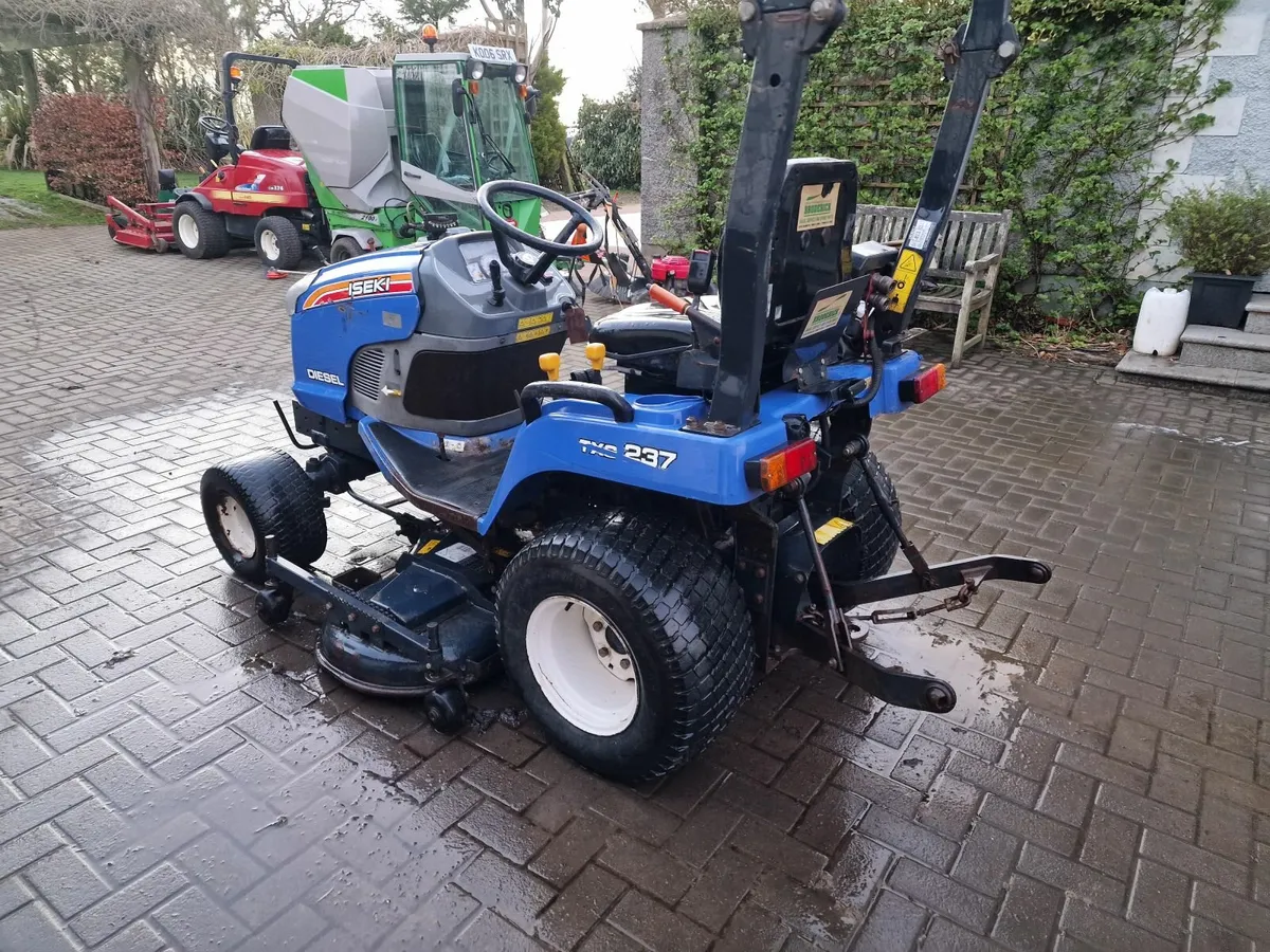 Iseki Compact Tractor Ride on Mower Lawnmower - Image 4