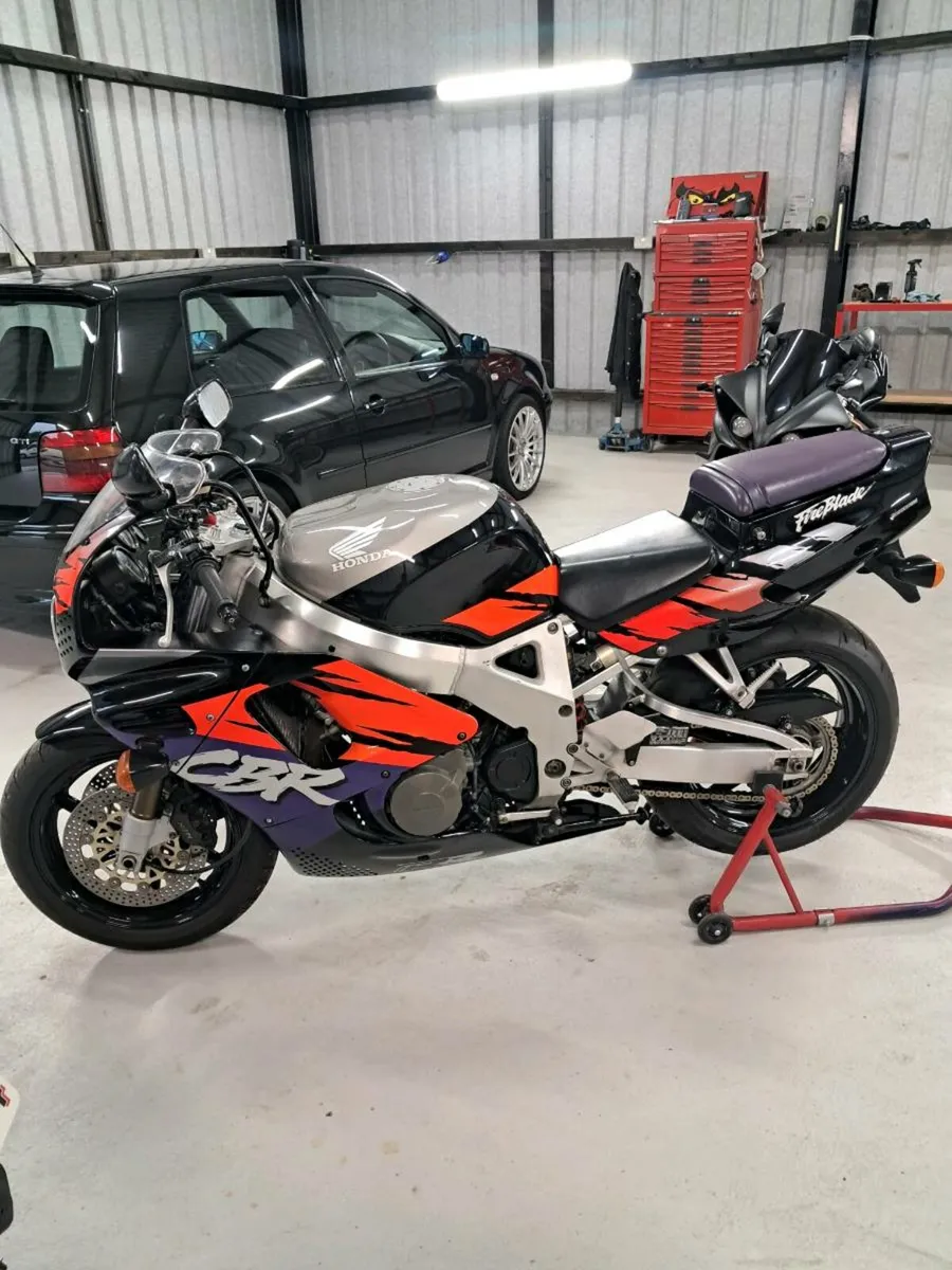 Honda CBR Fireblade 900rr - Image 1