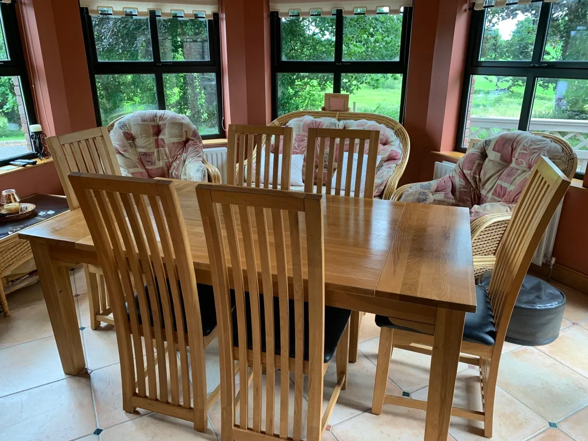 Oak dining table and 6 chairs - Image 1