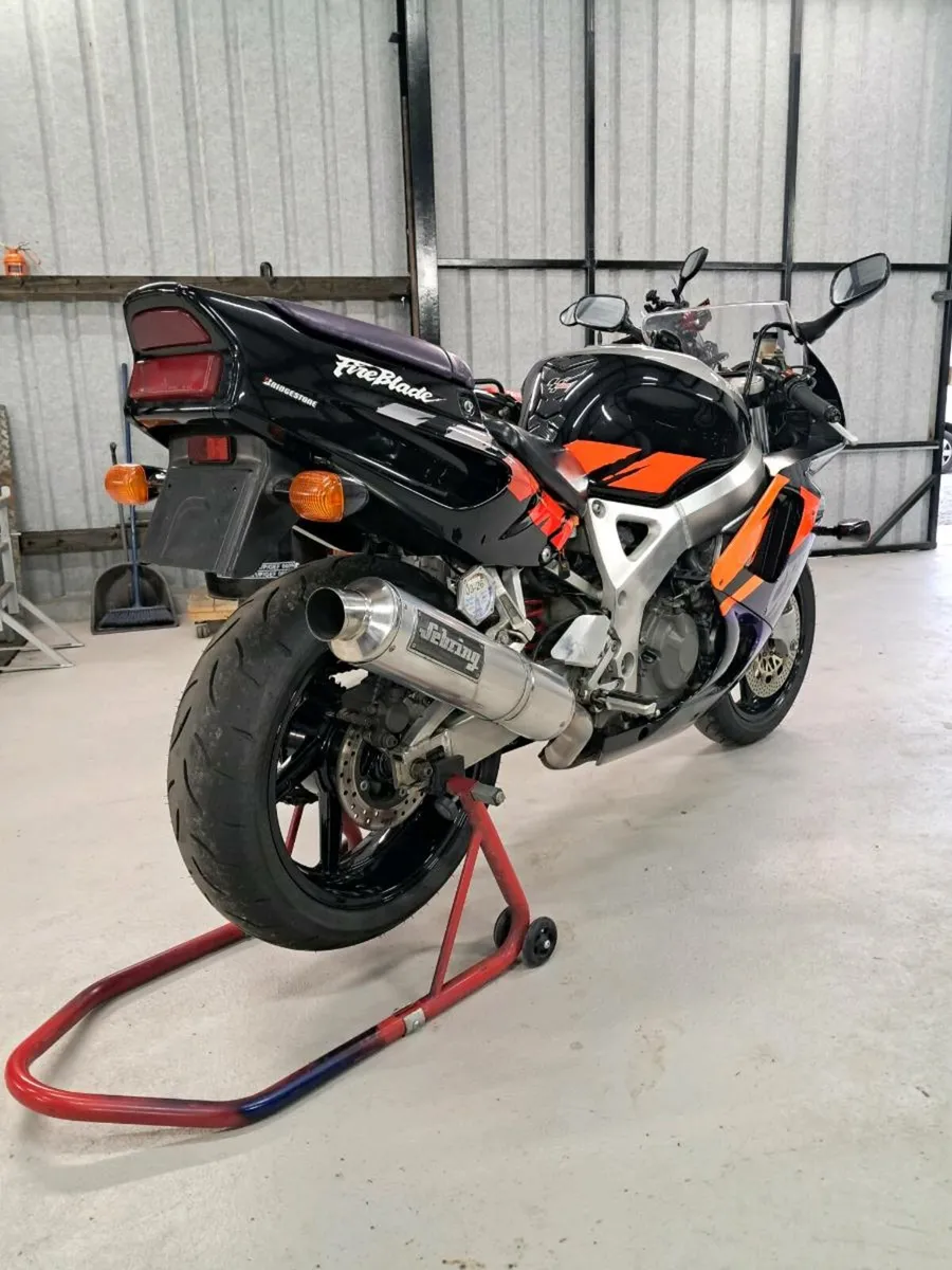 Honda CBR Fireblade 900rr - Image 4