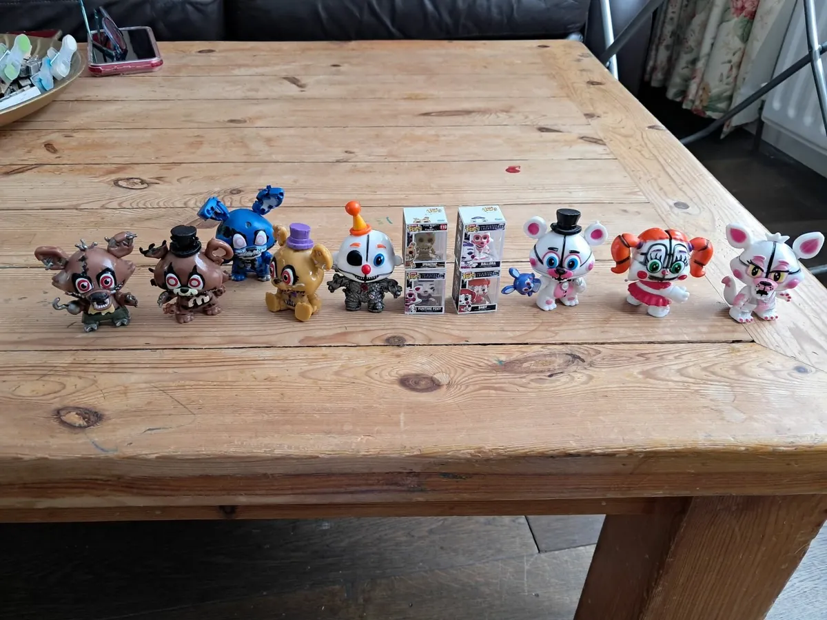 5 nights of freddy books and minifigures - Image 1
