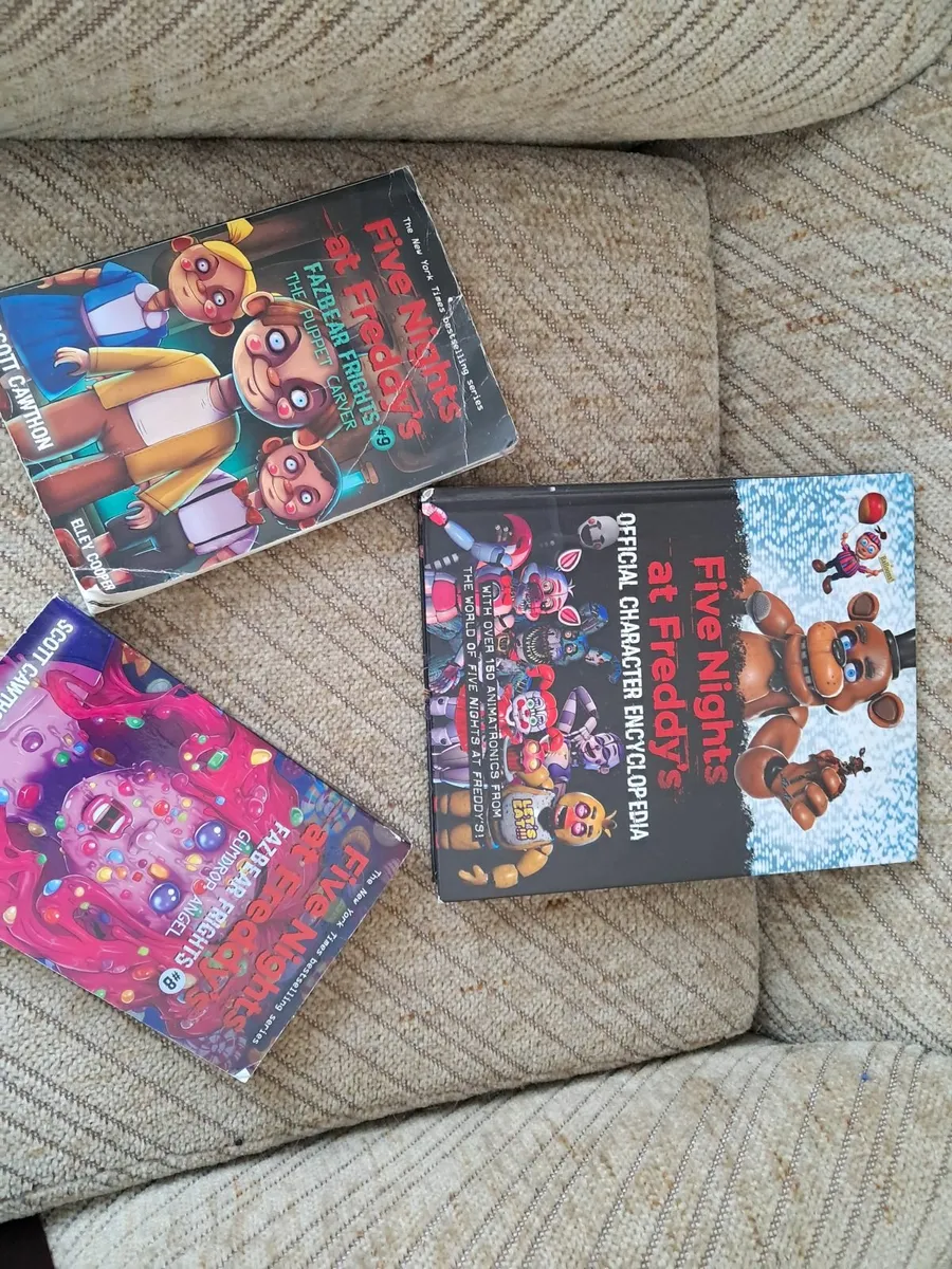 5 nights of freddy books and minifigures - Image 2