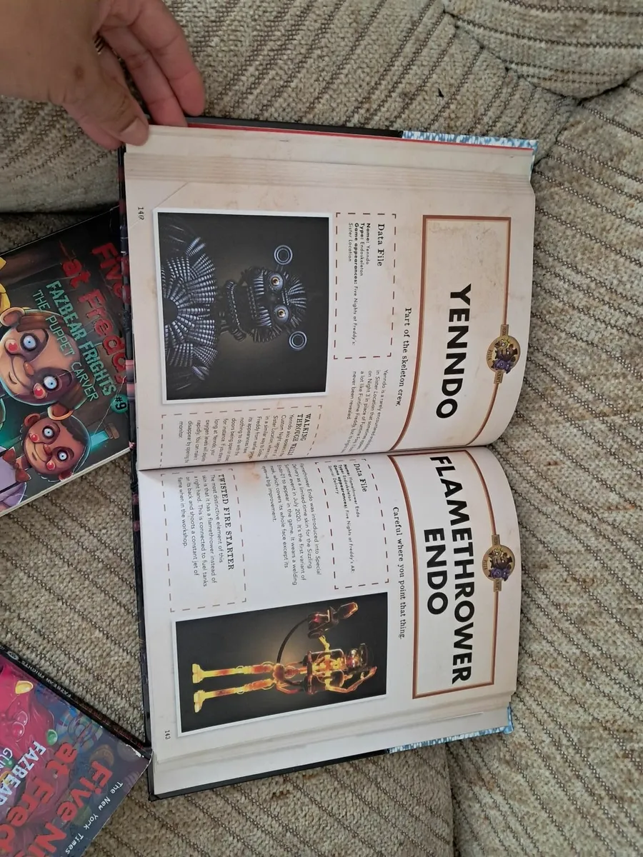 5 nights of freddy books and minifigures - Image 3