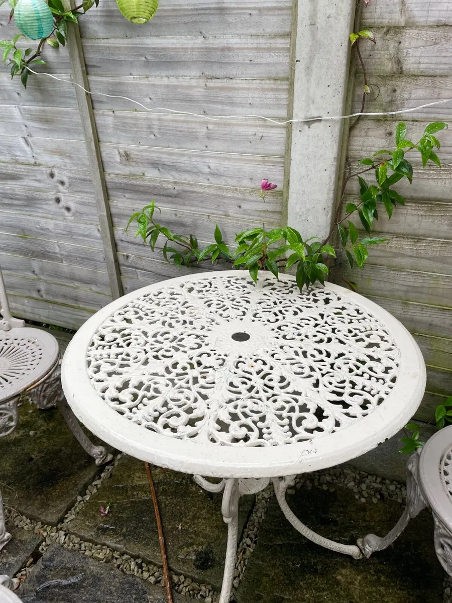 Outdoor table and chair - Image 1