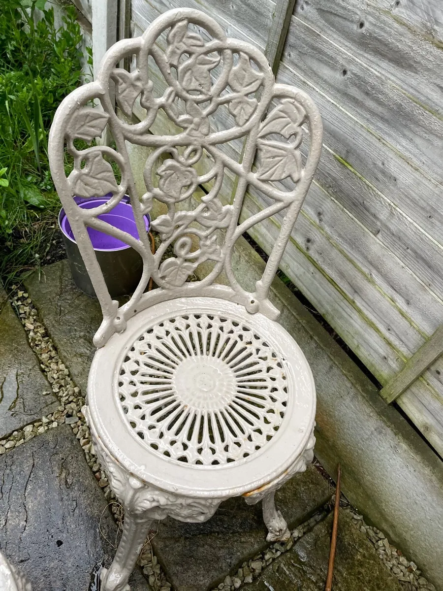 Outdoor table and chair - Image 2