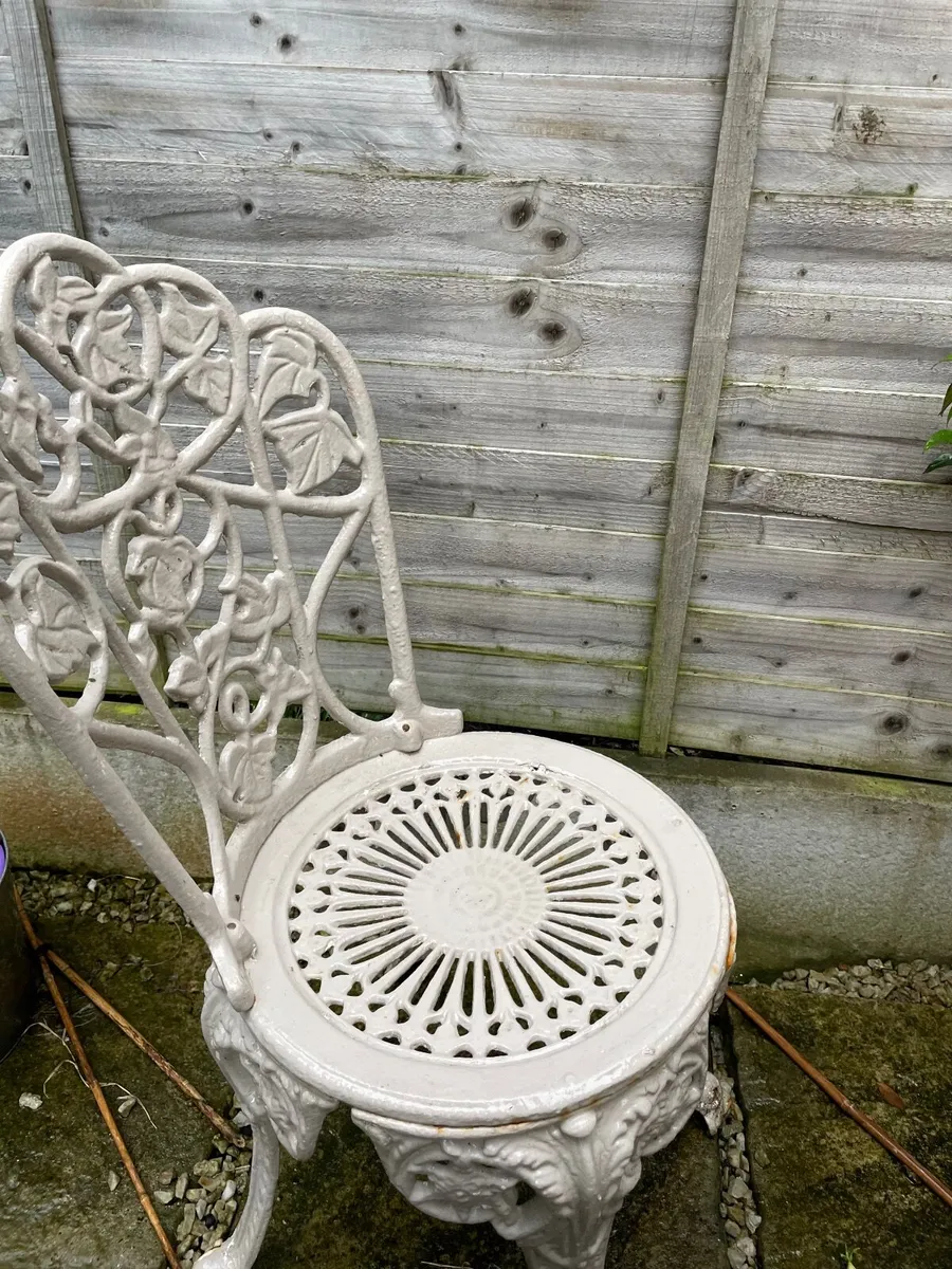 Outdoor table and chair - Image 3
