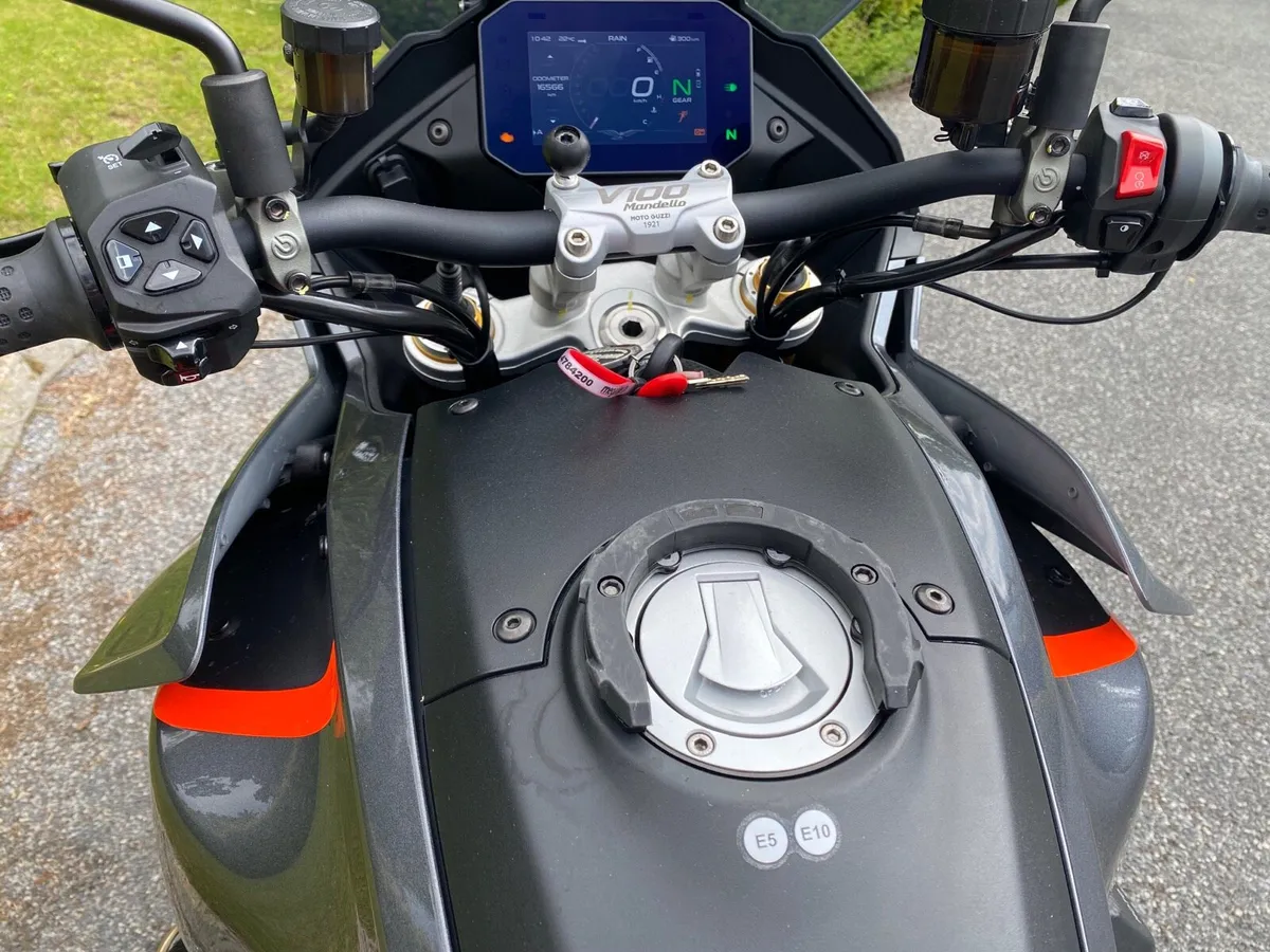 Moto Guzzi V100 Mandello S - Image 3