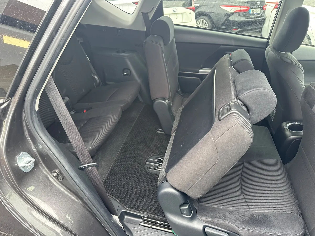 7 seats - Low Mileage- Hybrid Self Charging - Image 2