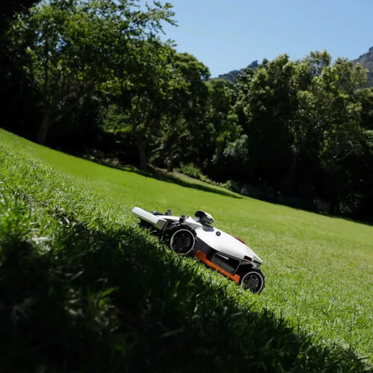 Mammotion Luba 2 AWD 3000X Robotic Lawnmower - Image 4