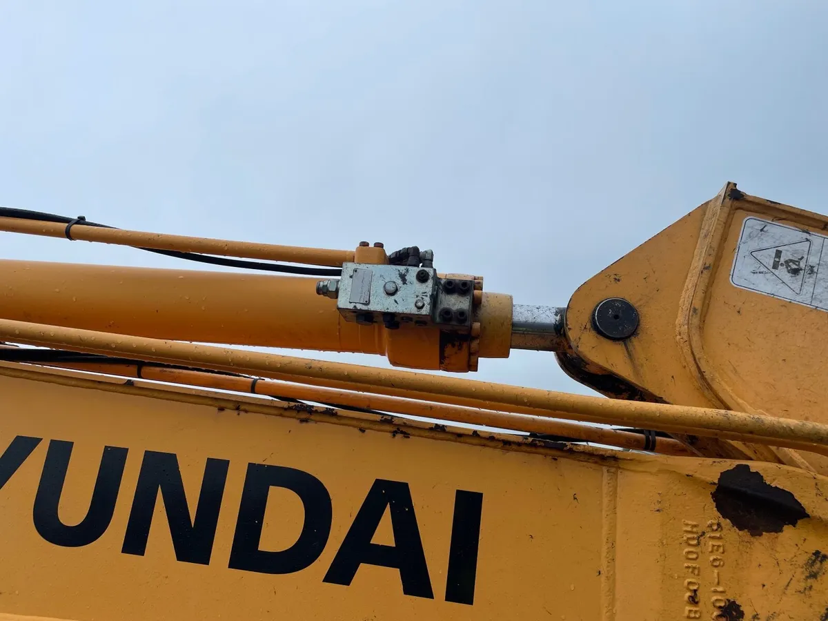 Hyundai excavator - Image 4