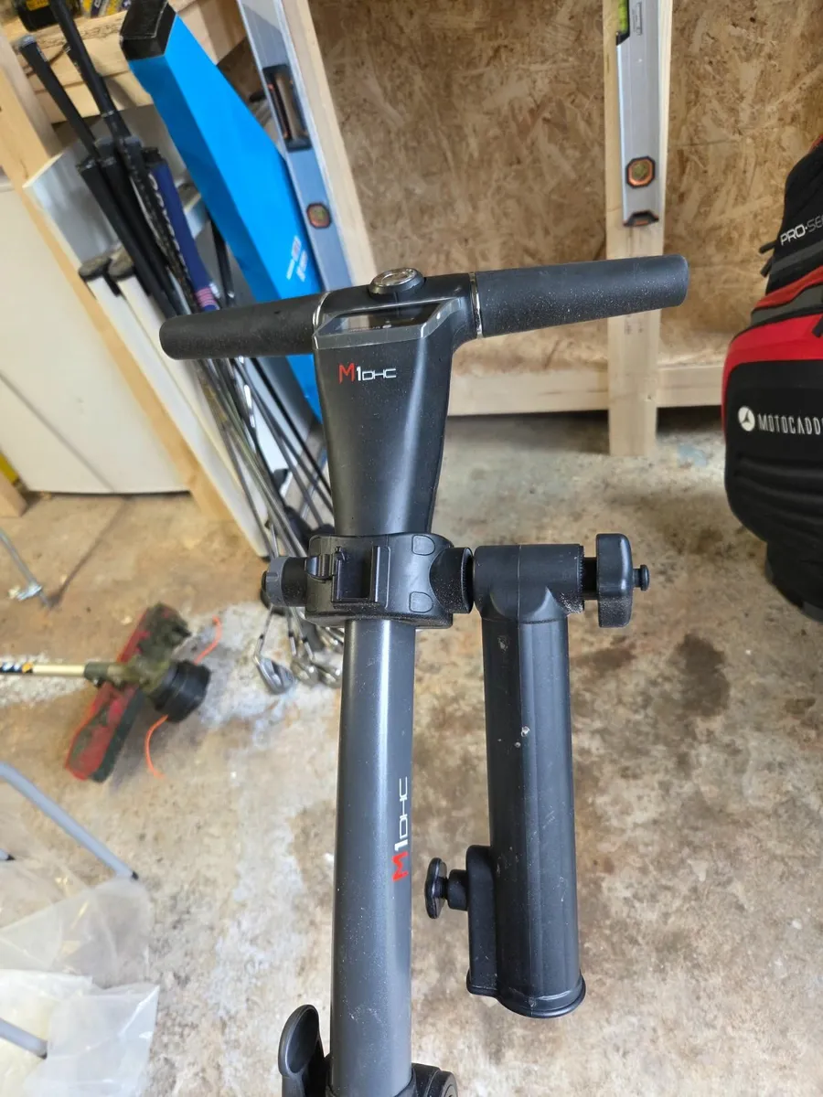 Motocaddy golf trolley and bag - Image 3