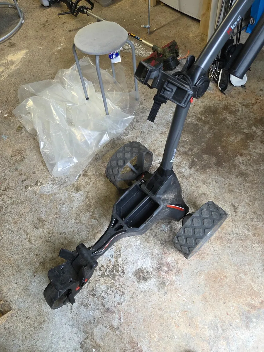 Motocaddy golf trolley and bag - Image 4