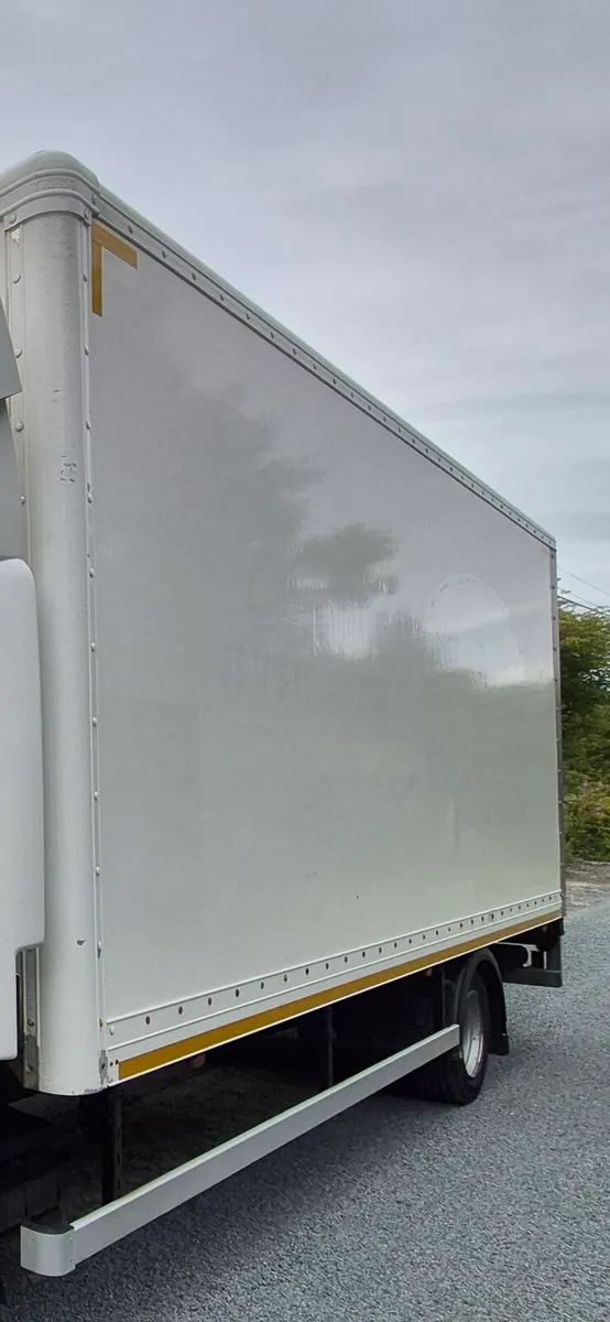 Box Body with PALFINGER Tail Lift Or Ideal Storage - Image 2