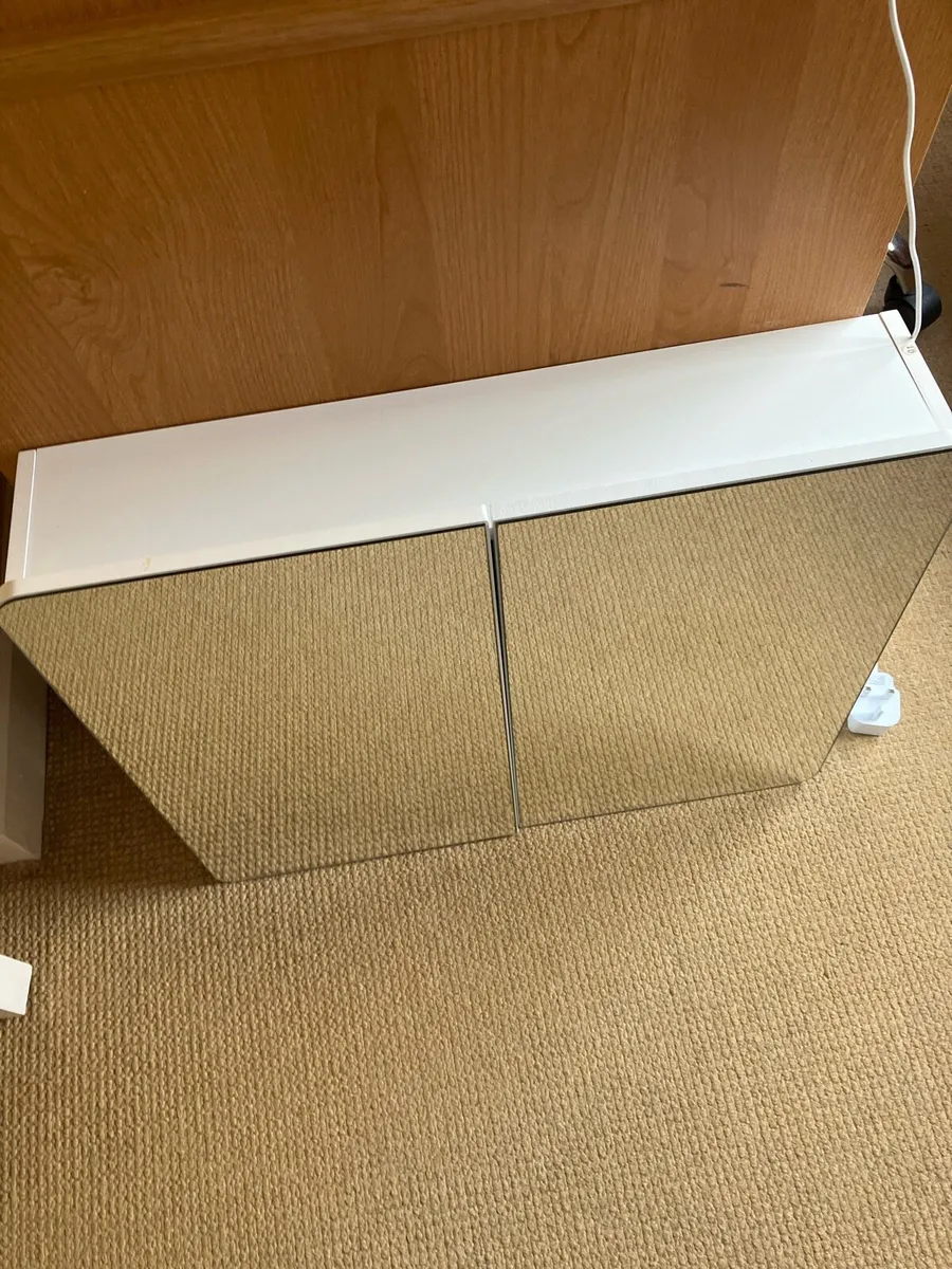 Bathroom Cabinet white with accessories perfect co - Image 4