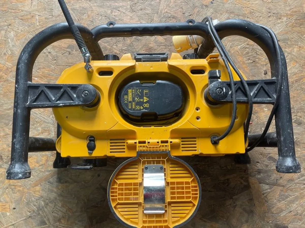 dewalt radio - Image 2