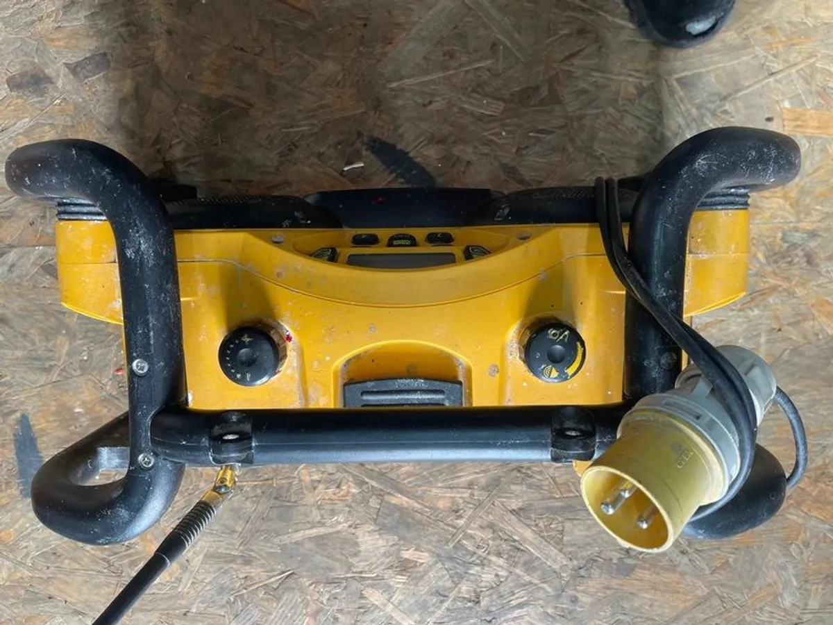 dewalt radio - Image 3