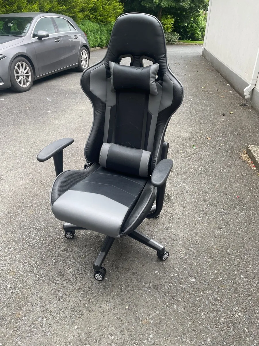 Adjustable height gaming chair with 360° spin. - Image 1