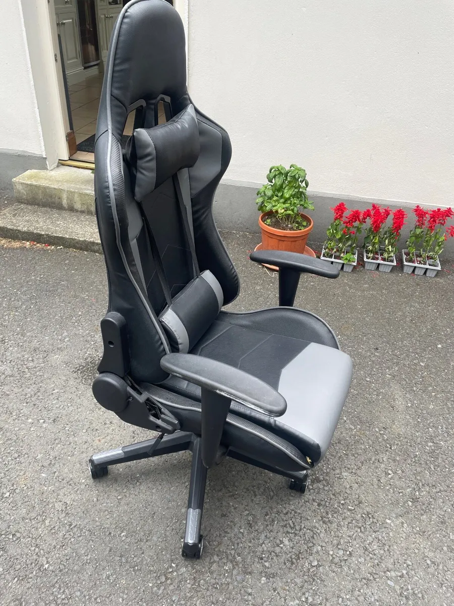Adjustable height gaming chair with 360° spin. - Image 2