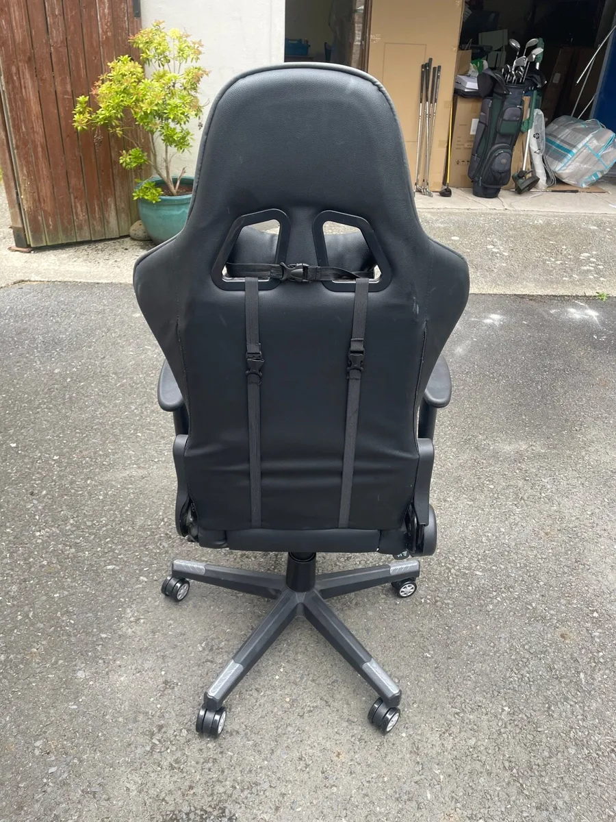 Adjustable height gaming chair with 360° spin. - Image 3