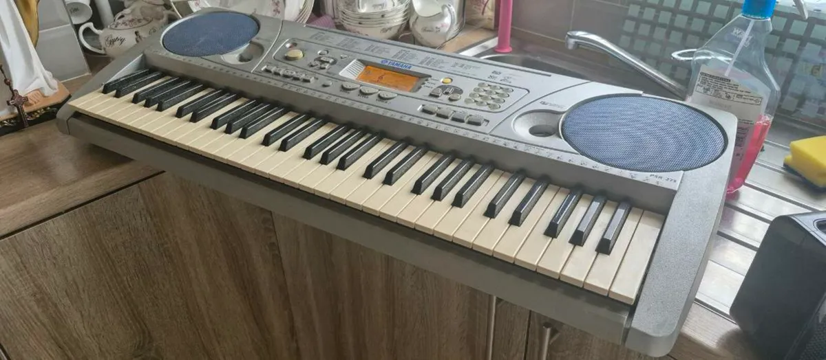 Yamaha PSR275MS Portable Keyboard with 61 Full Siz - Image 1