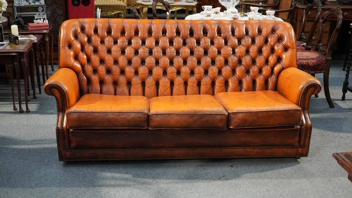 🛋️ Vintage Chesterfield-Style Leather Suite - Image 3