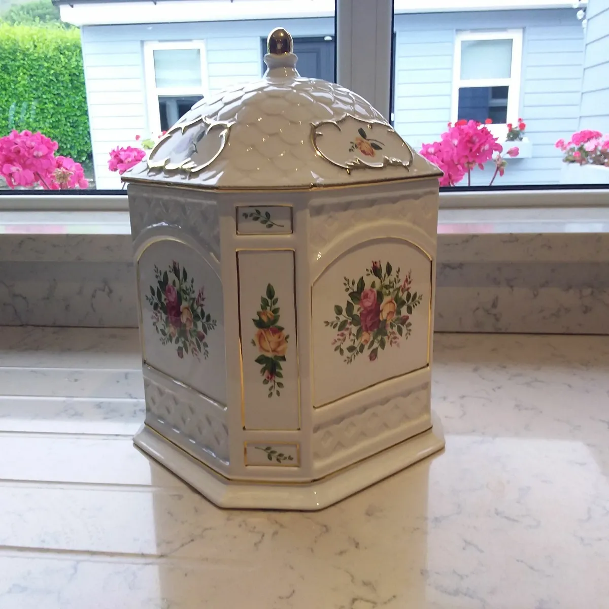 Royal Albert Old Country Roses Biscuit Jar - Image 3
