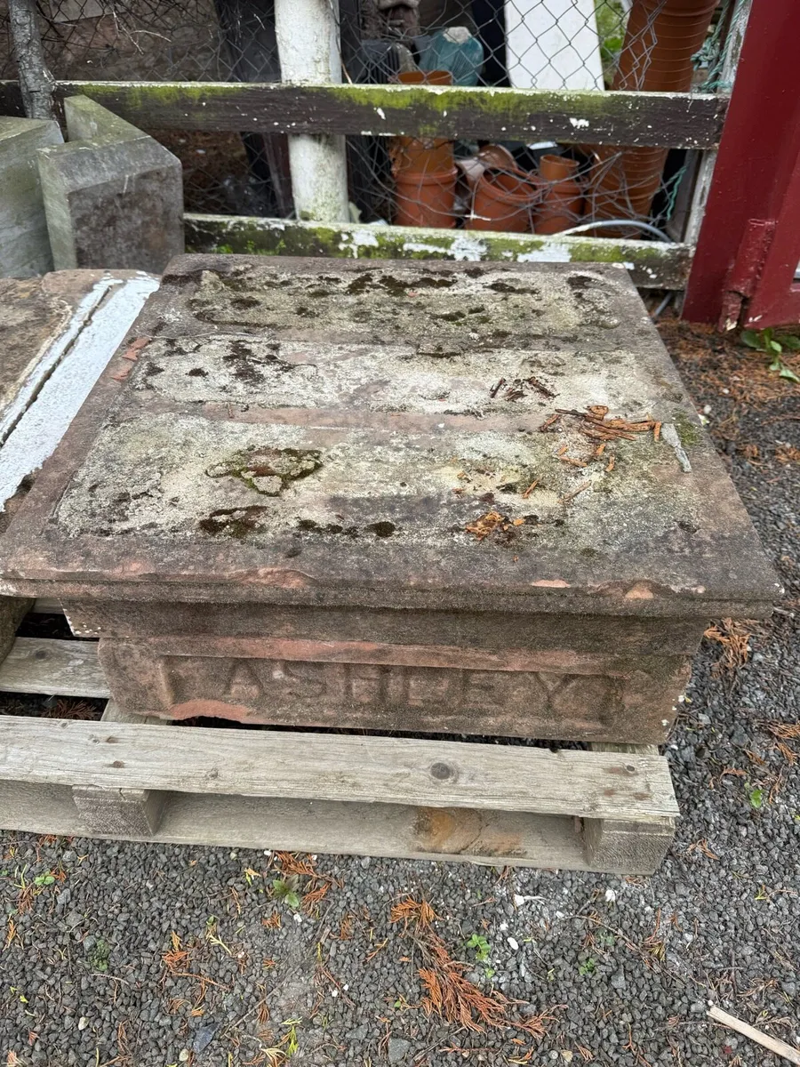 Reclaimed engraved red sandstone - Image 2