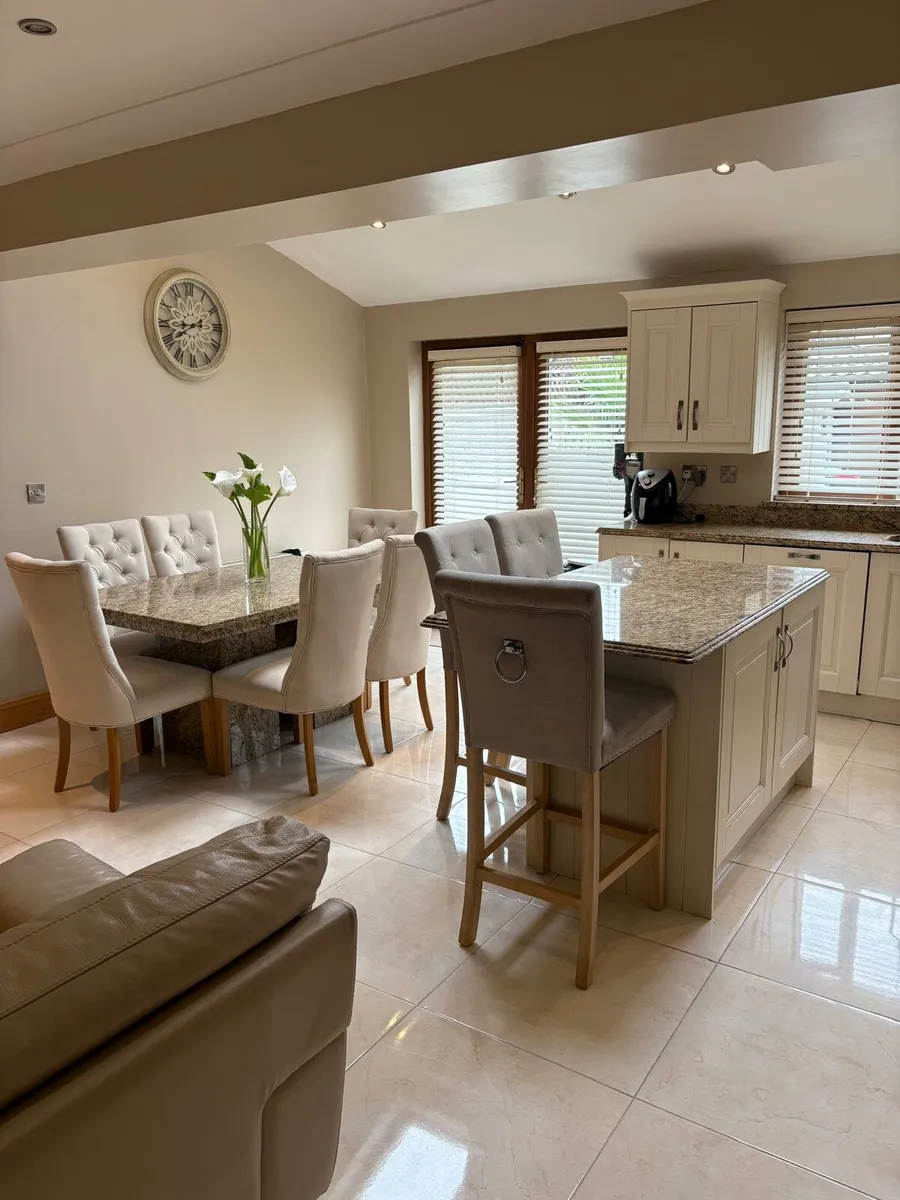 Granite table and chairs - Image 4