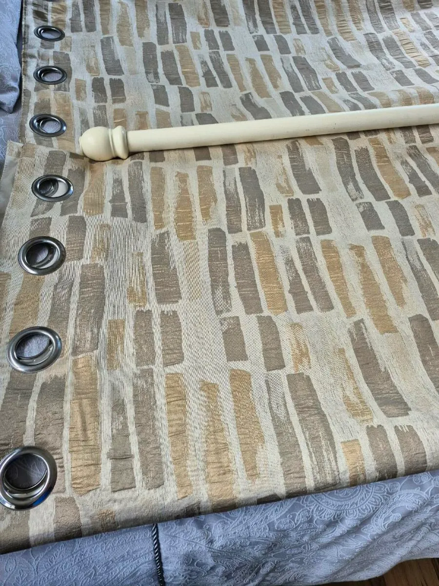 Curtains - Image 2