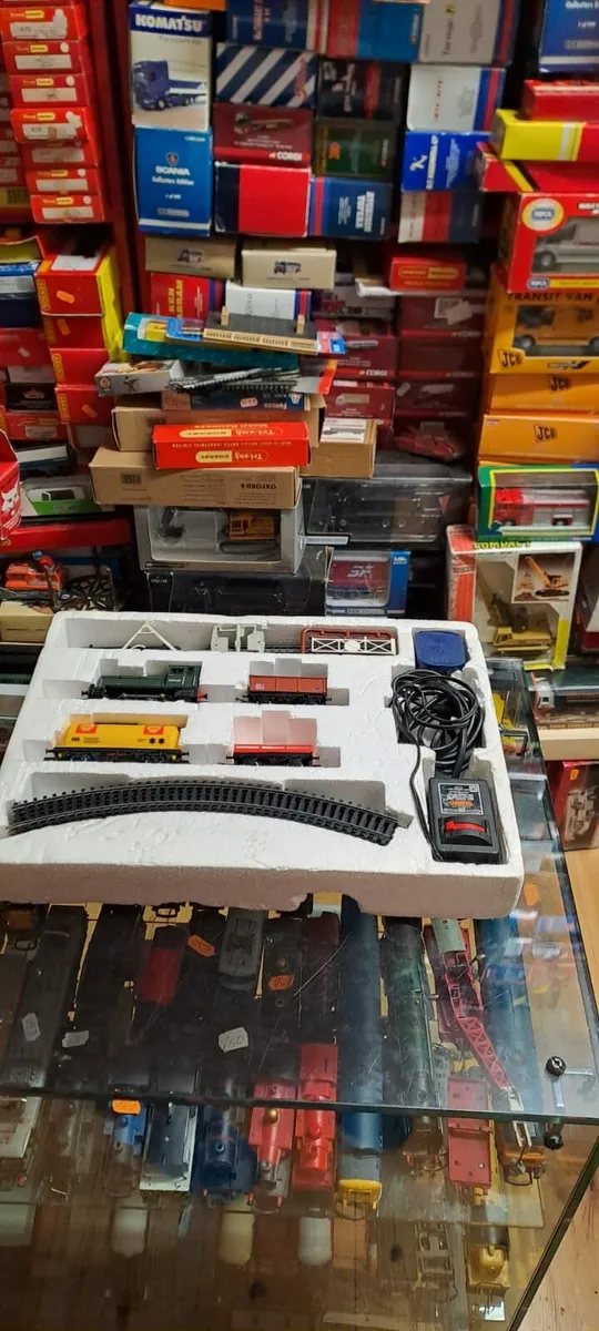 Hornby OO Gauge Depot Diesel Train Set - Image 2