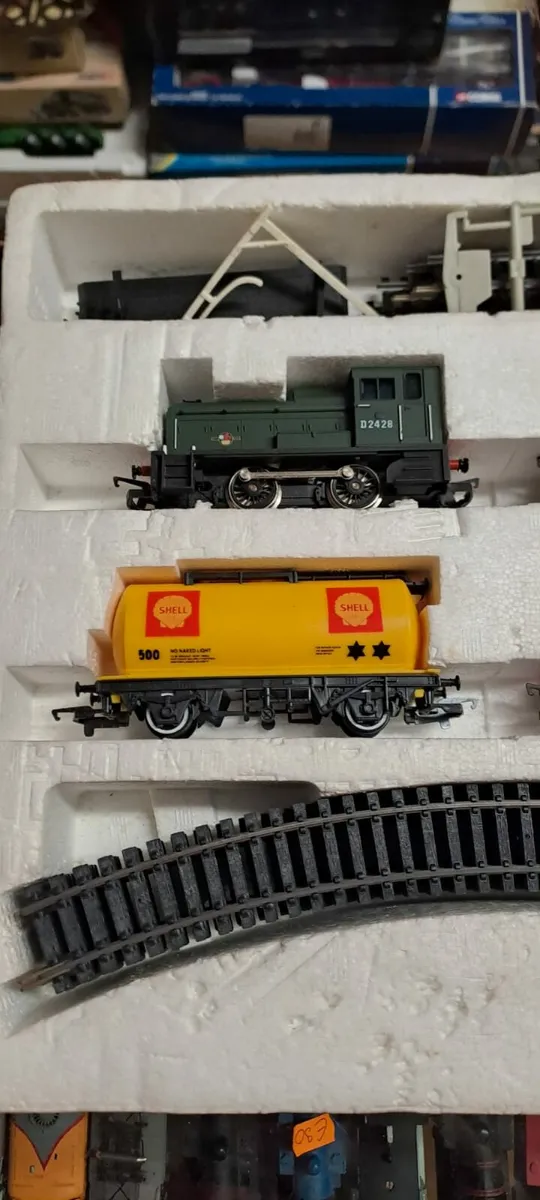 Hornby OO Gauge Depot Diesel Train Set - Image 3