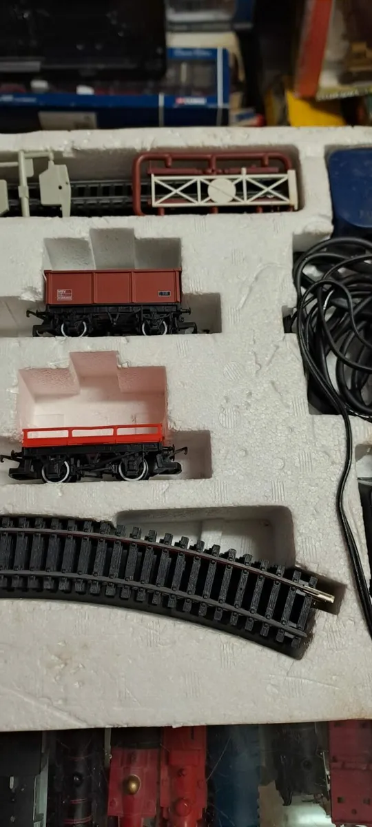 Hornby OO Gauge Depot Diesel Train Set - Image 4