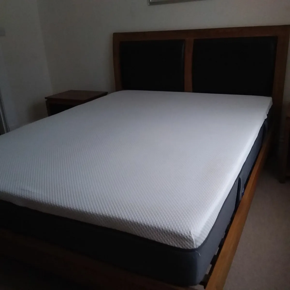 5ft Bedstead & 2 Bedside Lockers - Image 1