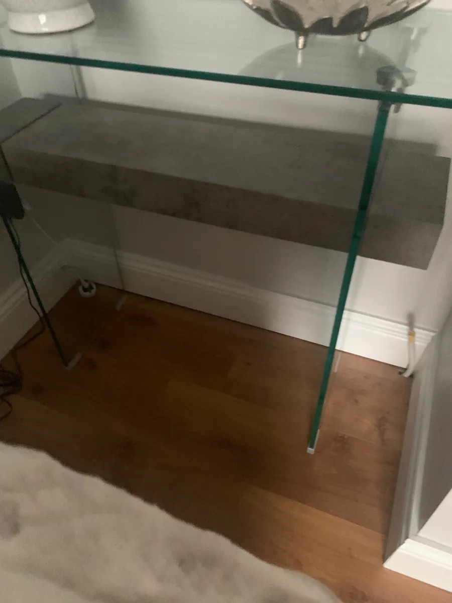 2 Console tables