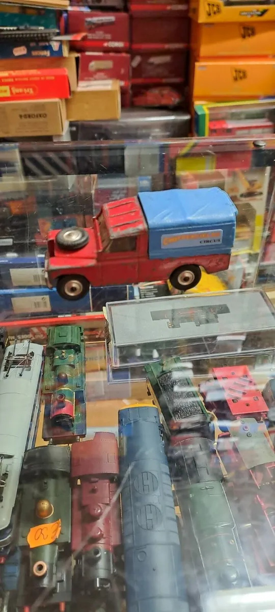 Vintage Corgi Chipperfield Circus Landrover - Image 2