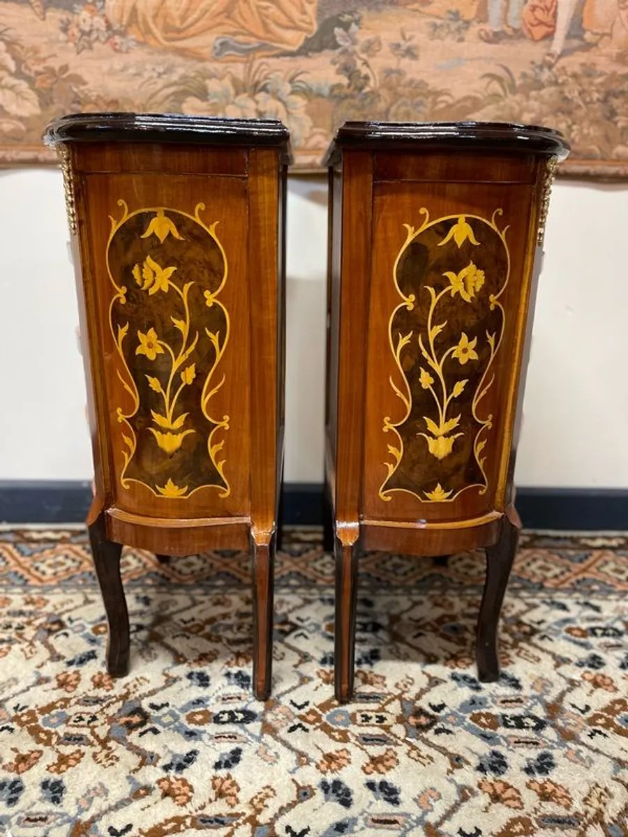 Fabulous Pair of Shield-Top Marquetry Inlay Bedside Lockers / Nightstands - Image 4