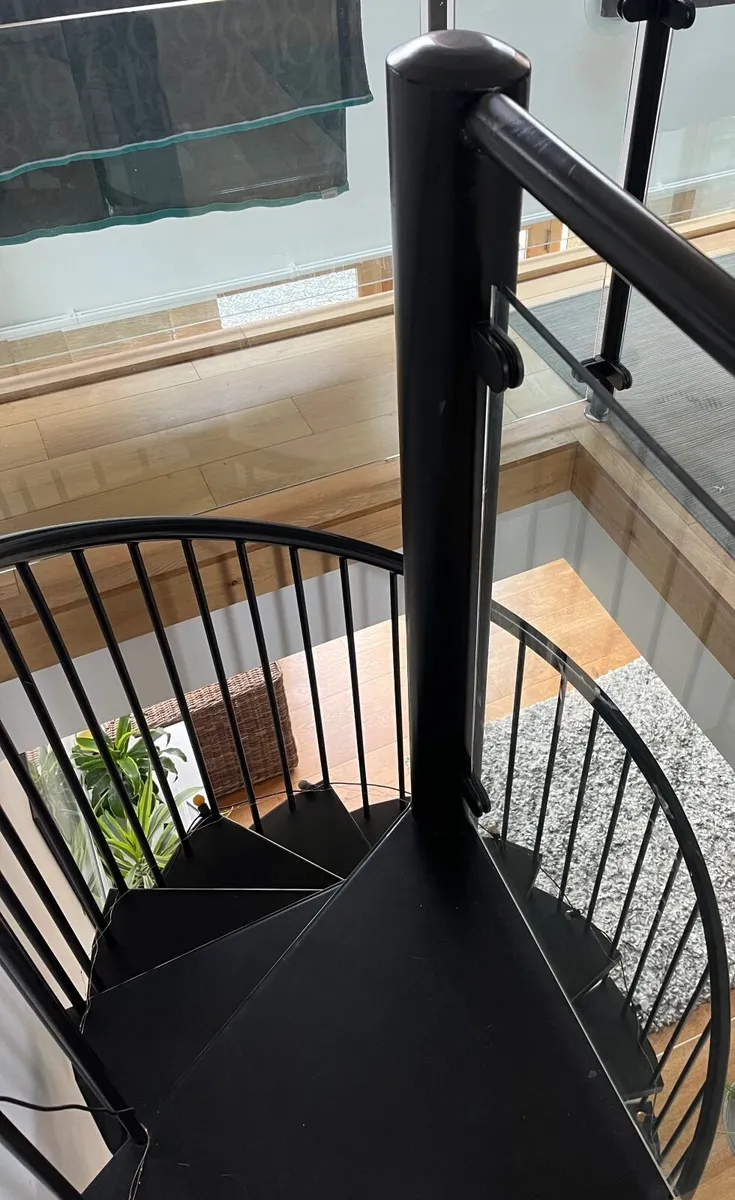 Black spiral staircase - Image 2