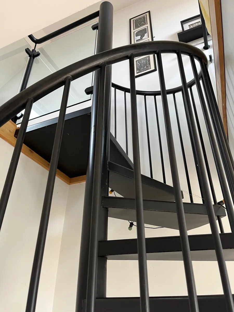 Black spiral staircase - Image 3