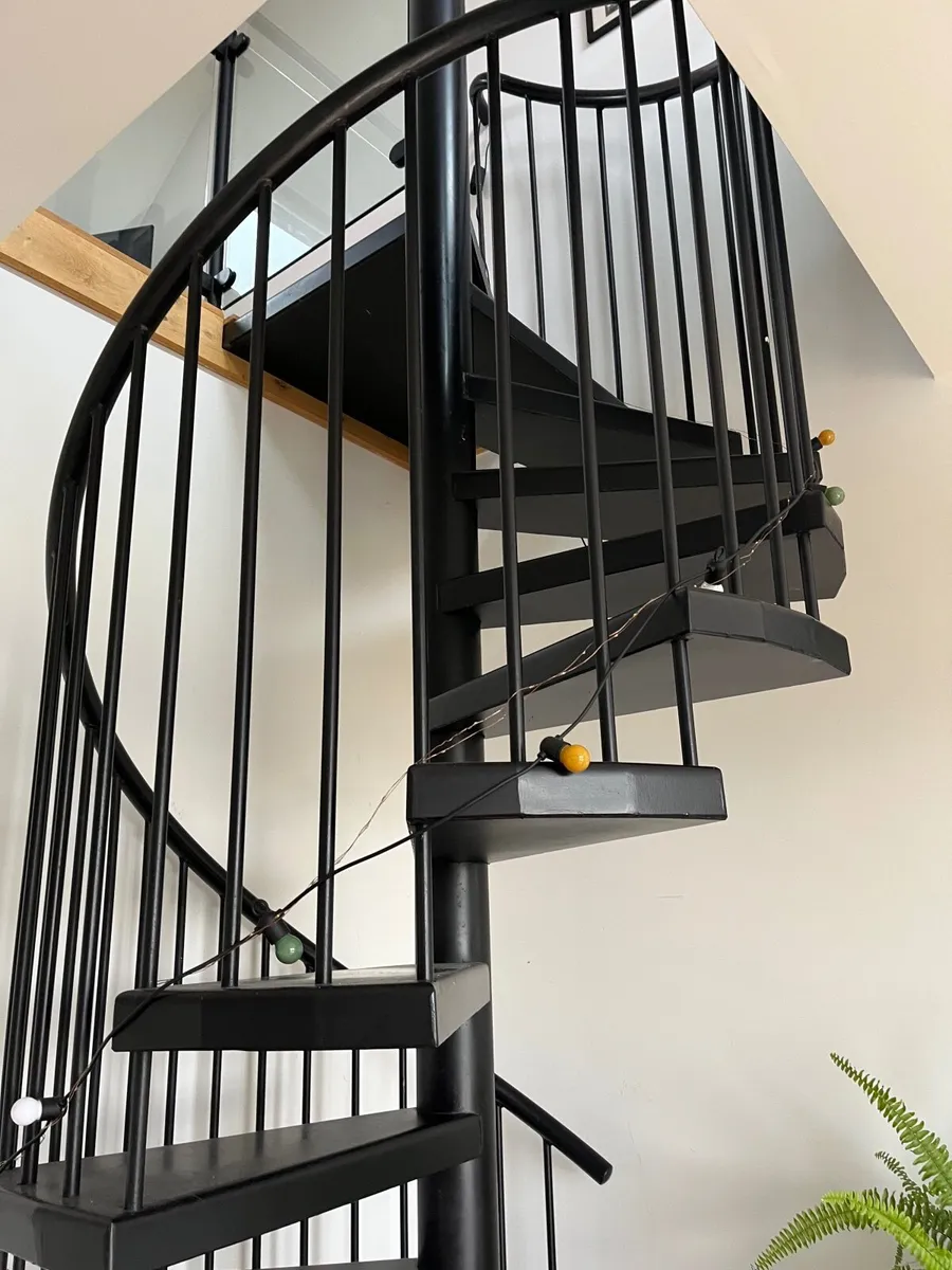 Black spiral staircase - Image 4