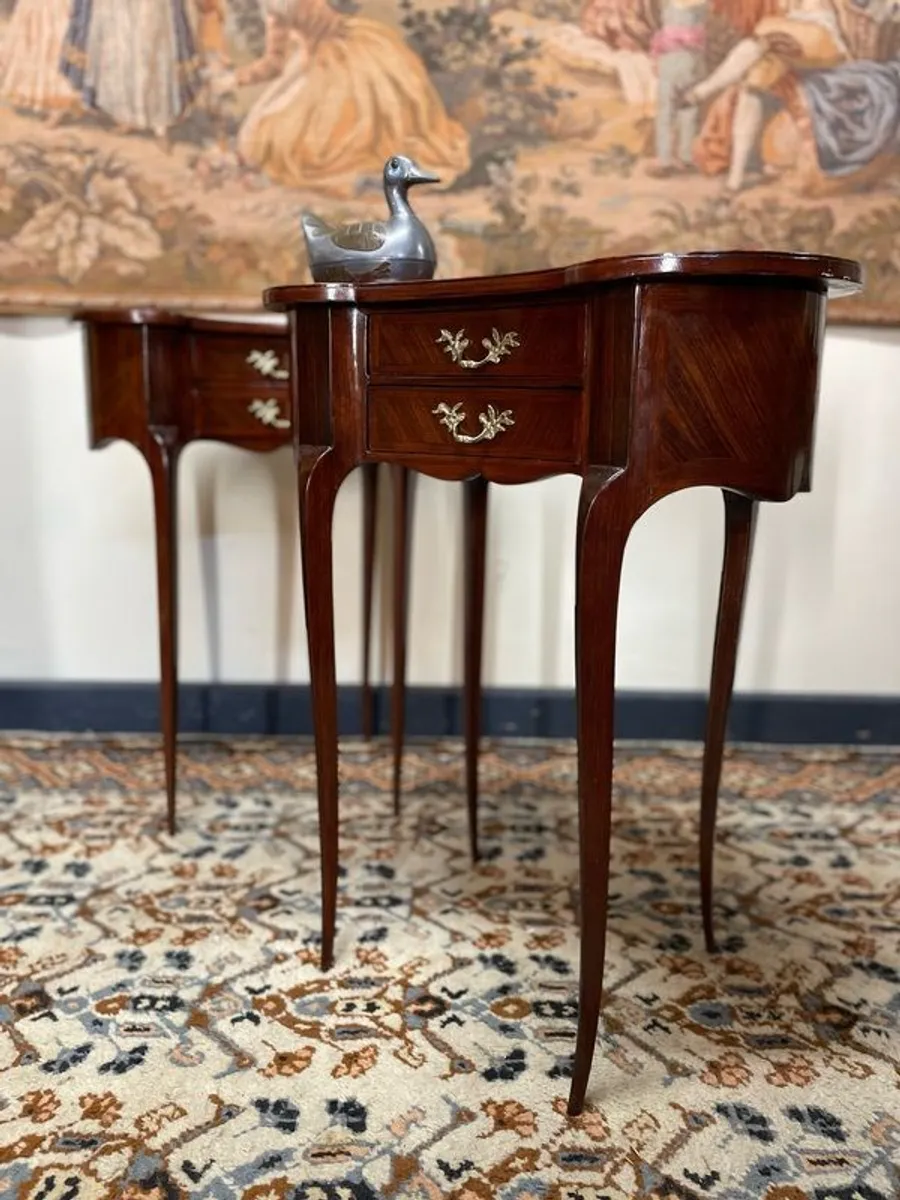 A Lovely Kidney Shape Mahogany Veneer Nightstands / Bedside Lockers. - Image 1